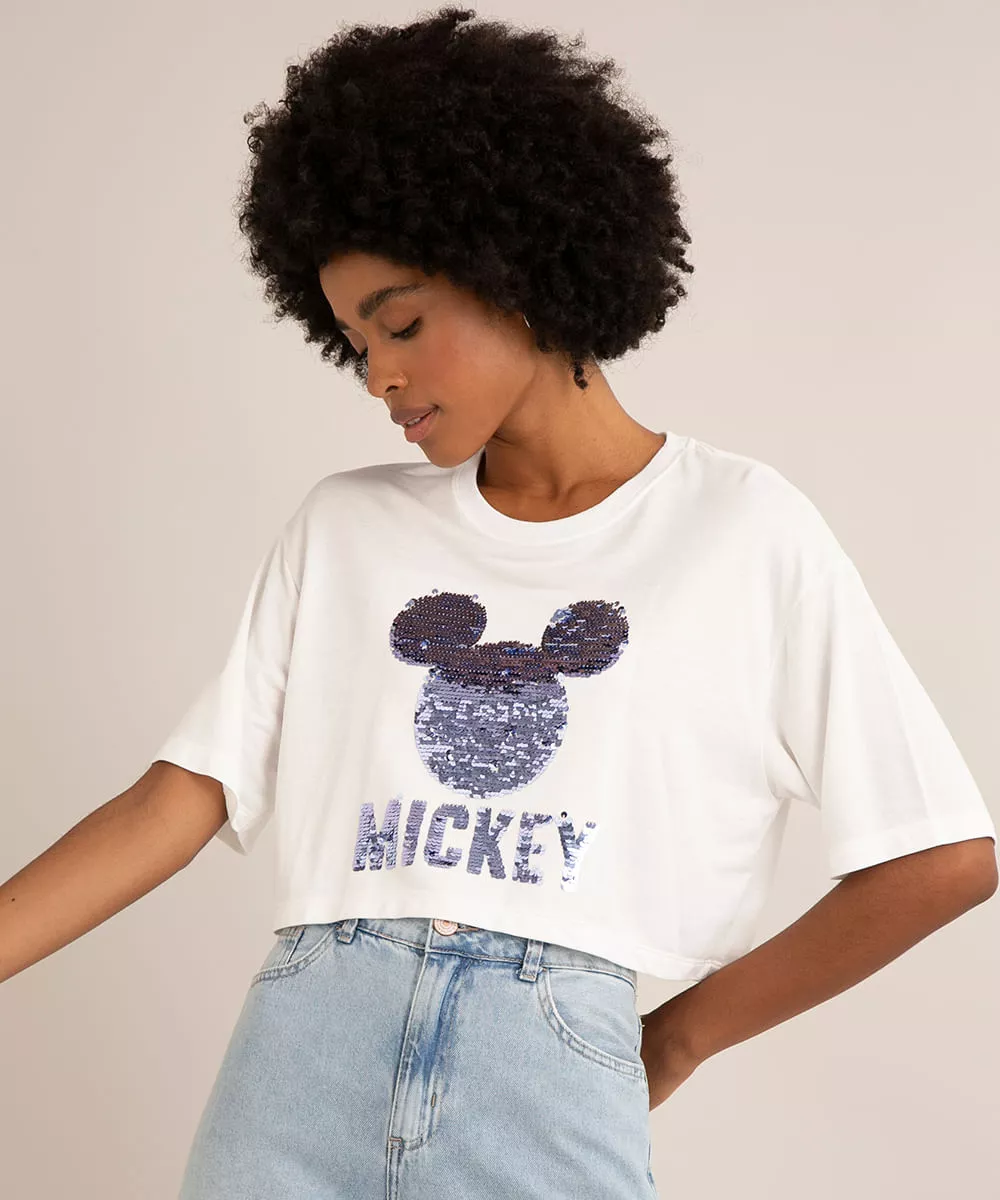 camiseta cropped de moletinho oversized mickey paete manga curta decote redondo off white